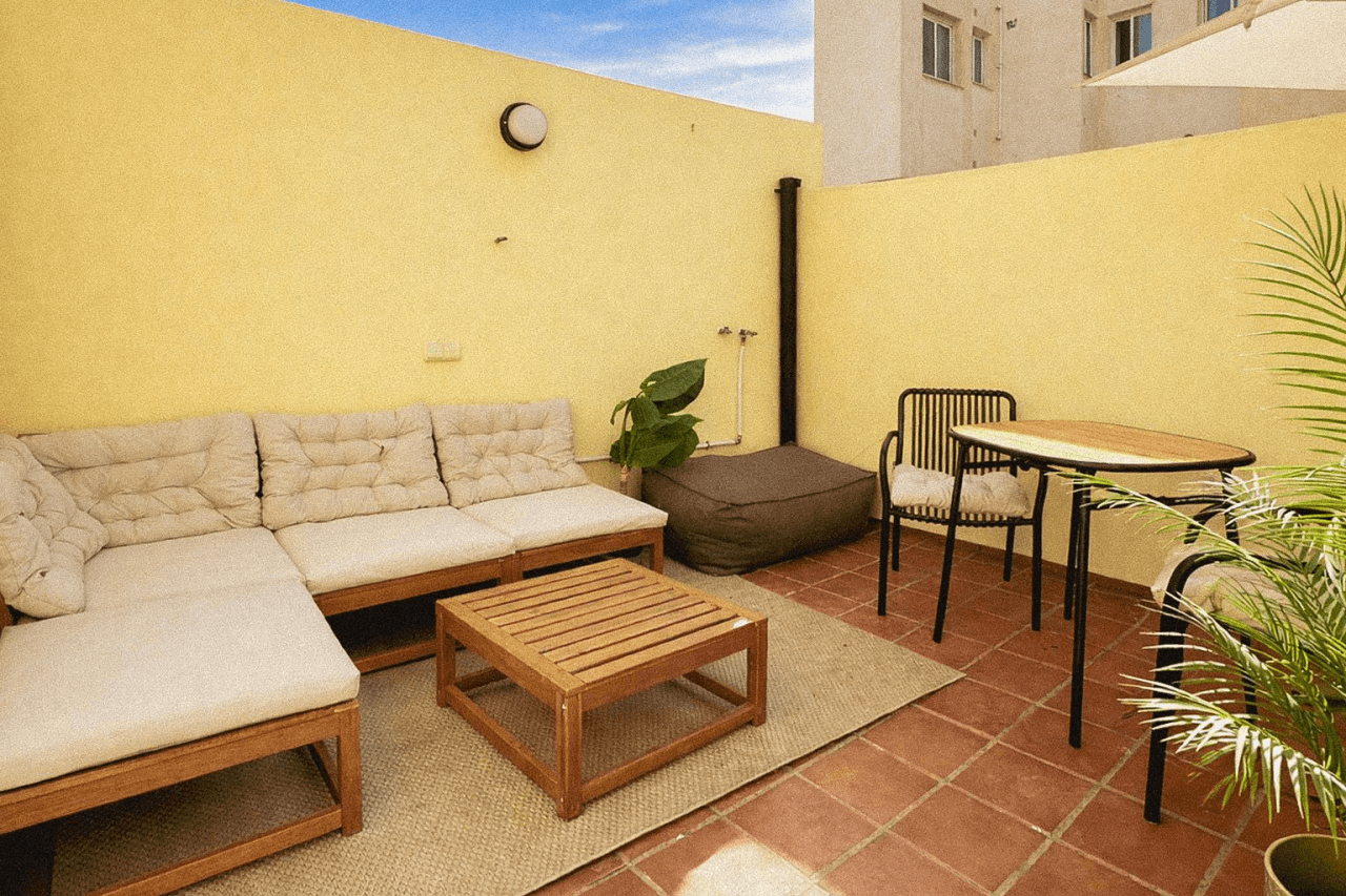 Apartamento renovado con terraza en el corazón de Málaga – La Goleta